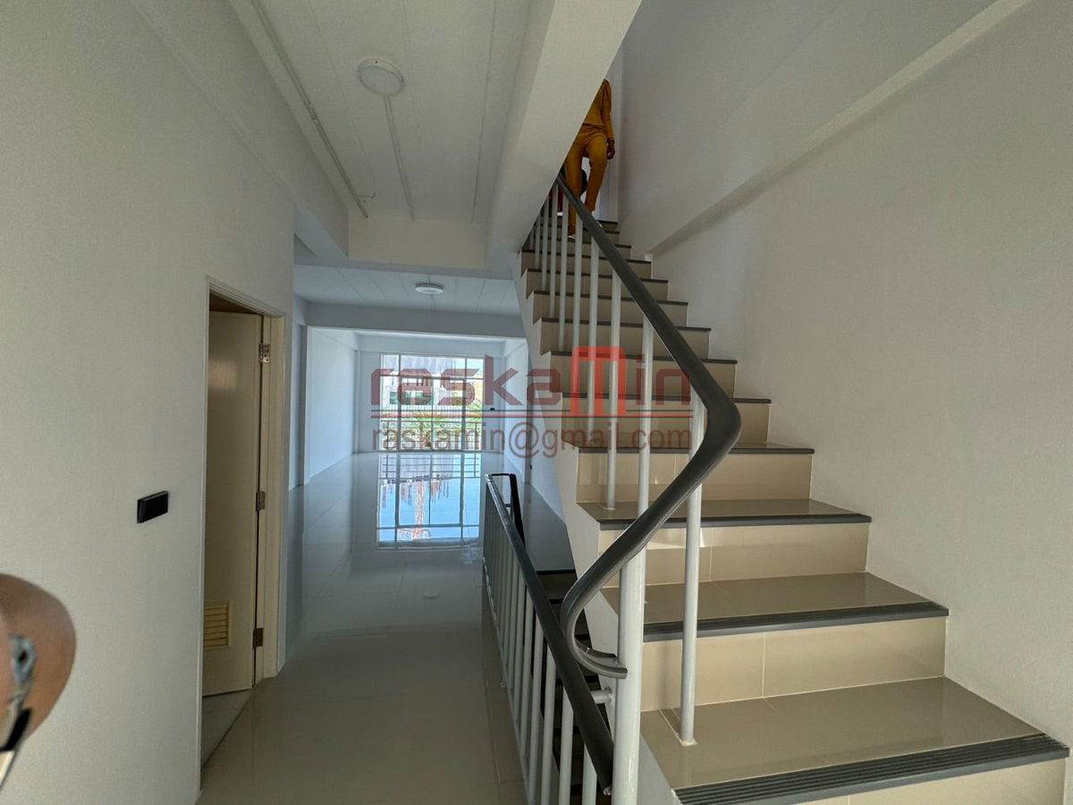 picture For Sale: 4-Storey Building on Thep Prasit Road, Pattaya - 11/14