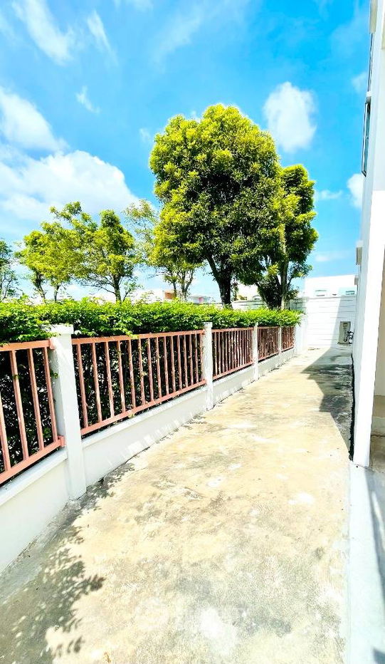 picture 3-BR Townhouse at Pleno Ramintra–Wongwaen in Sam Wa Tawan Tok (ID 1735569) - 2/20