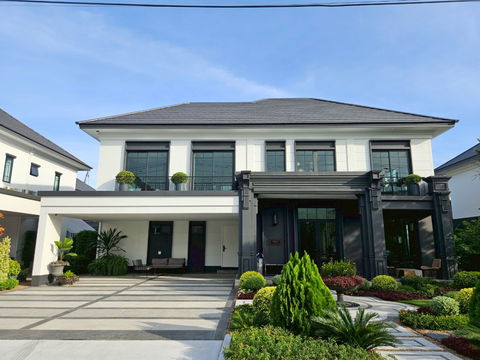 ขายบ้านตัวอย่าง แต่งครบ เฟอร์นิเจอร์สวย รูปแบบ 340 ตรม. ที่ดิน 110 ตร.วา ถนนหลักโครงการ ใกล้สวนส่วนกลาง ราคาพิเศษ