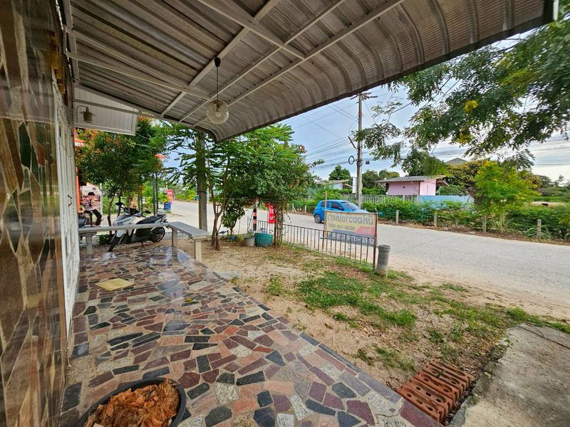 picture House for rent in Rayong, ready to move in, good location for business, next to concrete road, 4,000 baht per month. - 1/10