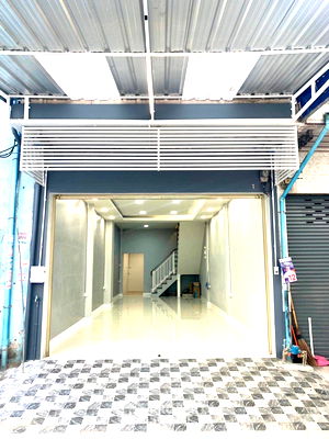 Townhouses for sale Bangkok : 2-BR Townhouse near MRT Bang Yi Khan (ID 2229687)