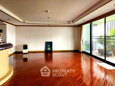 Condos for sale Phloen Chit Road : 3-BR Condo at Somkid Gardens Condominium near BTS Chit Lom (ID 2223276)
