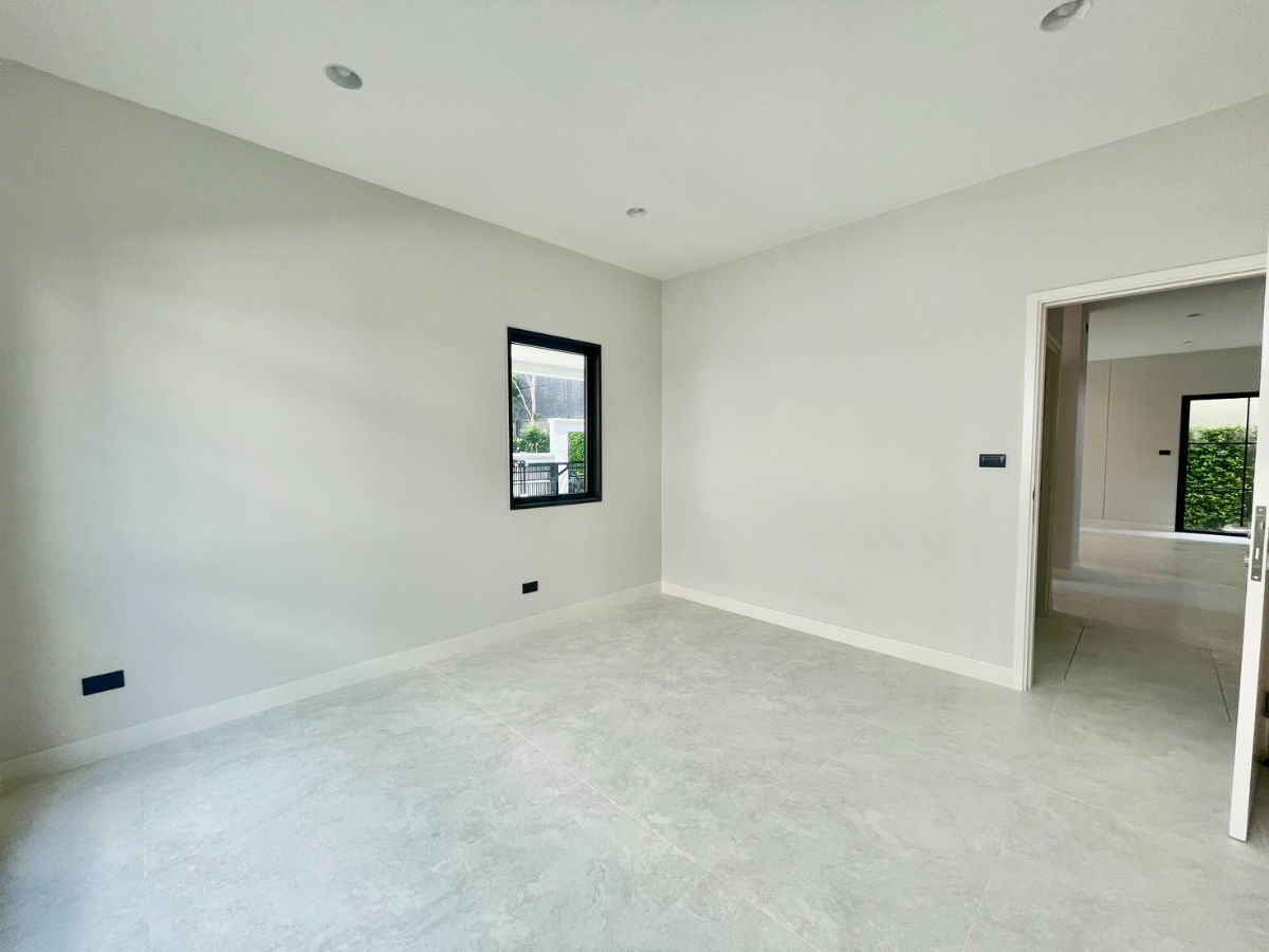 picture If you want a single-family home in a location close to the city, this is the place for you: "Setthasiri Ngamwongwan" - 5/8