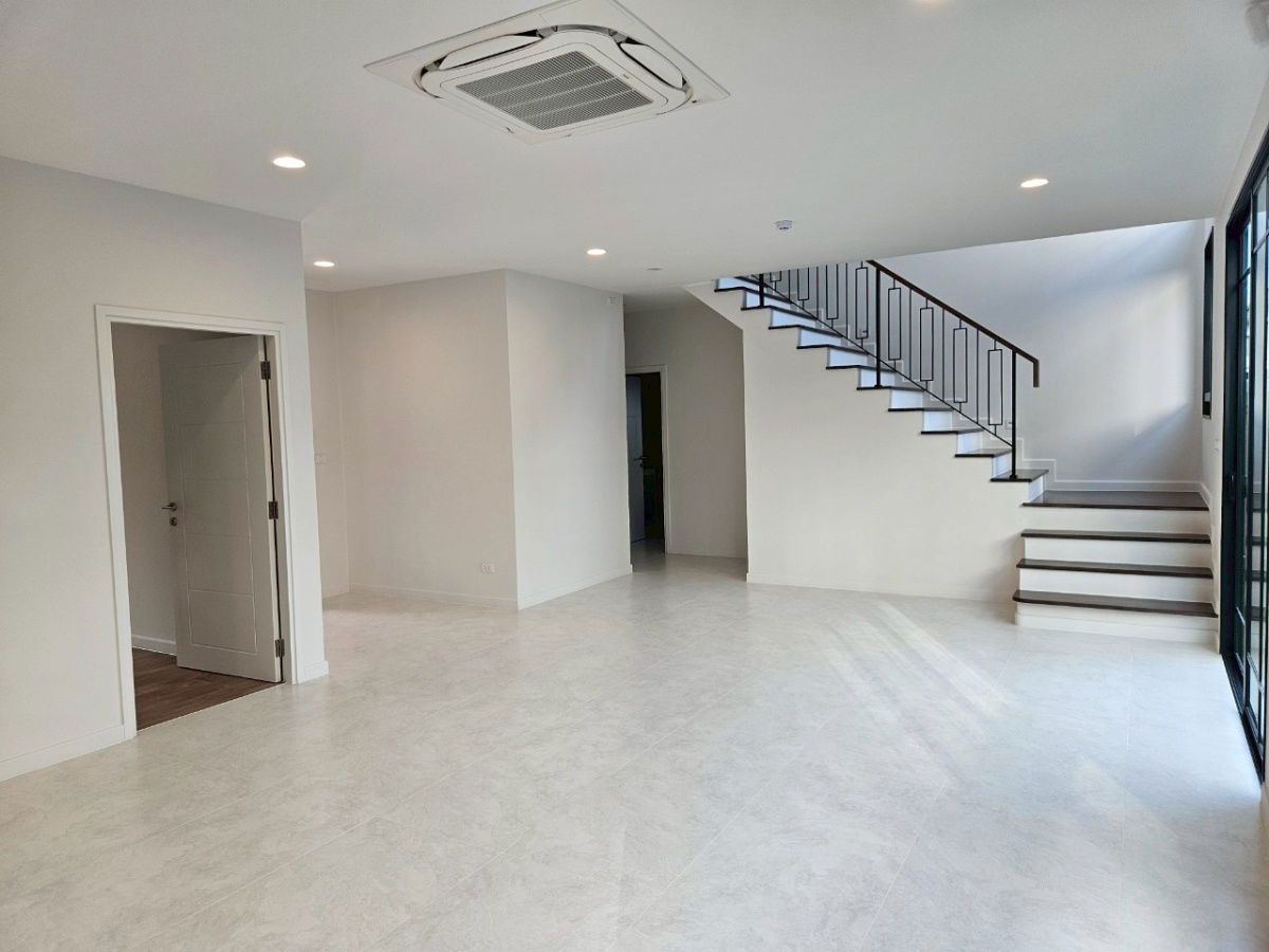 รูป ขายบ้านเดี่ยว ติดถนนใหญ่ ใกล้สะพานมหาเจษฎาบดินทร์ 4 นอน 5 ห้องน้ำ 3 ที่จอดรถ บนถนนหลักโครงการ ทำเลดีมาก - รูปที่ 2/8