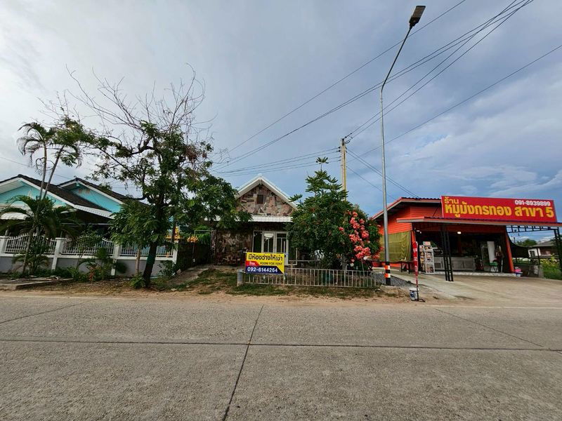 picture House for rent in Rayong, ready to move in, good location for business, next to concrete road, 4,000 baht per month. - 10/10