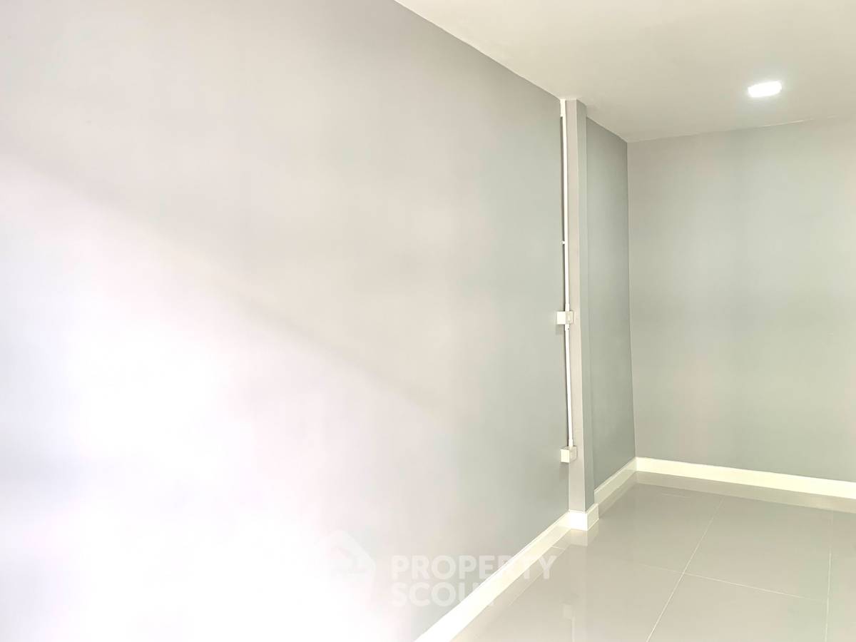 picture 2-BR Townhouse near MRT Bang Yi Khan (ID 2229687) - 30/44