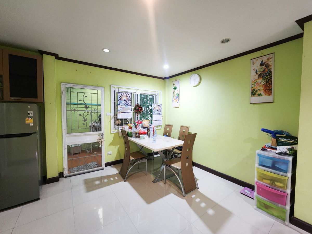 รูป ทั้งสงบแถมสะดวก! ขาย ทาวน์โฮม 2 ชั้น หมู่บ้านสินทวี พุทธสาคร กระทุ่มแบน เนื้อที่ 21 ตารางวา 3 ห้องนอน 3 ห้องน้ำ ต่อเติมเต็มพื้นที่ - รูปที่ 3/20