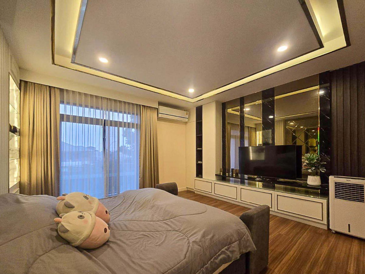 รูป = ขายบ้านหรู = (ถ.รามคำแหง - กรุงเทพกรีฑาตัดใหม่)  “หลังมุม มีพื้นที่มีบริเวณข้างบ้าน”   📶พร้อมเข้าอยู่ - รูปที่ 4/25