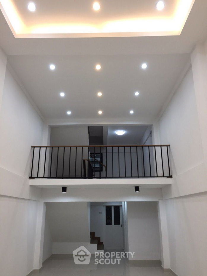 รูป ทาวน์เฮาท์ 3-ห้องนอน ใน สวนหลวง (ID 2062353) - รูปที่ 2/9
