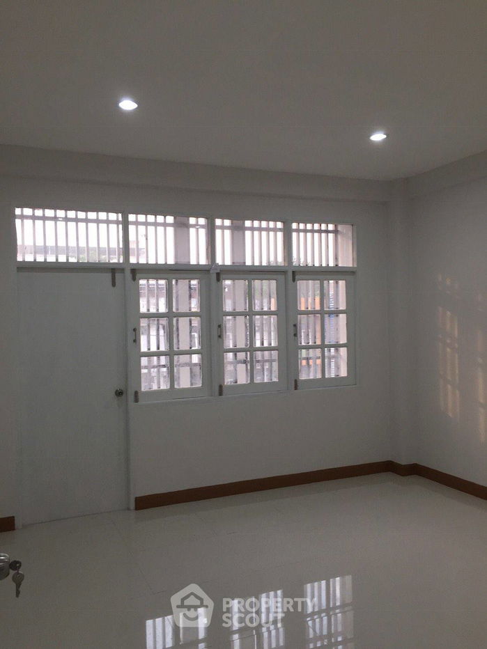 รูป ทาวน์เฮาท์ 3-ห้องนอน ใน สวนหลวง (ID 2062353) - รูปที่ 6/9