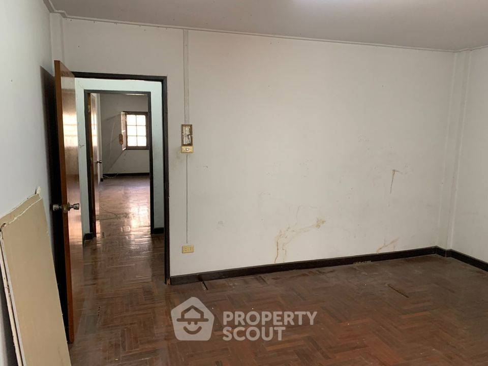 picture 4-BR Townhouse near MRT Fai Chai (ID 2229688) - 15/19