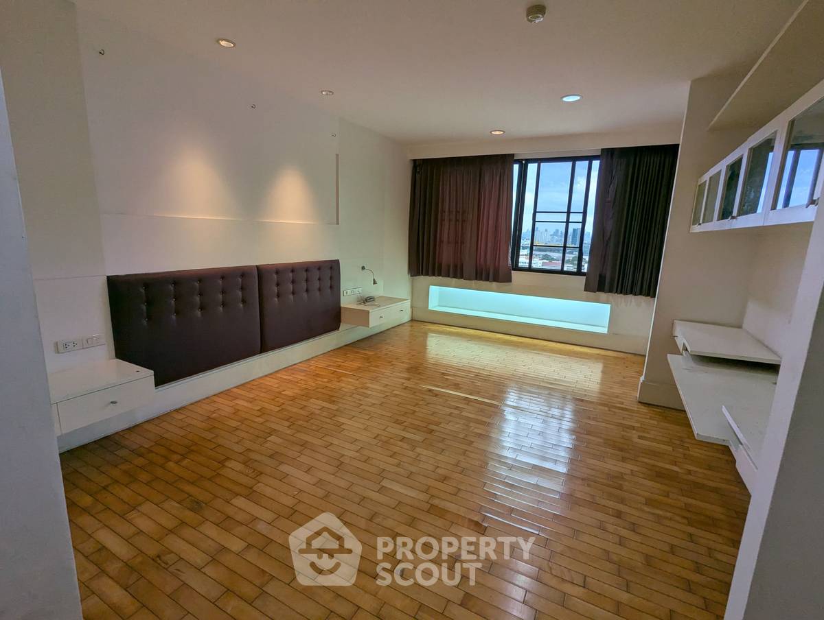 picture 3-BR Condo at Riverine Place in Suan Yai (ID 1852195) - 8/18
