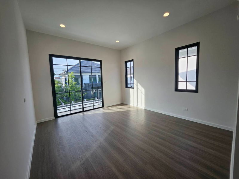 ขายบ้านเดี่ยว : ขายด่วน บ้านเดี่ยว ติดถนนใหญ่ 4 นอน 5 ห้องน้ำ 3 ที่จอดรถ มี Double Volume สูงโปร่ง ใกล้สวนส่วนกลางโครงการ