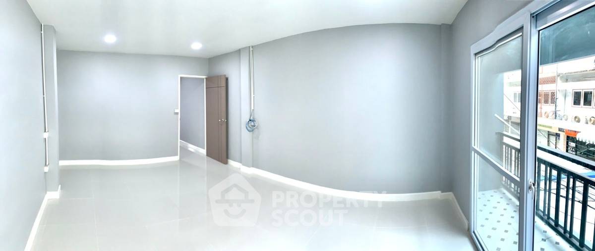 picture 2-BR Townhouse near MRT Bang Yi Khan (ID 2229687) - 18/44