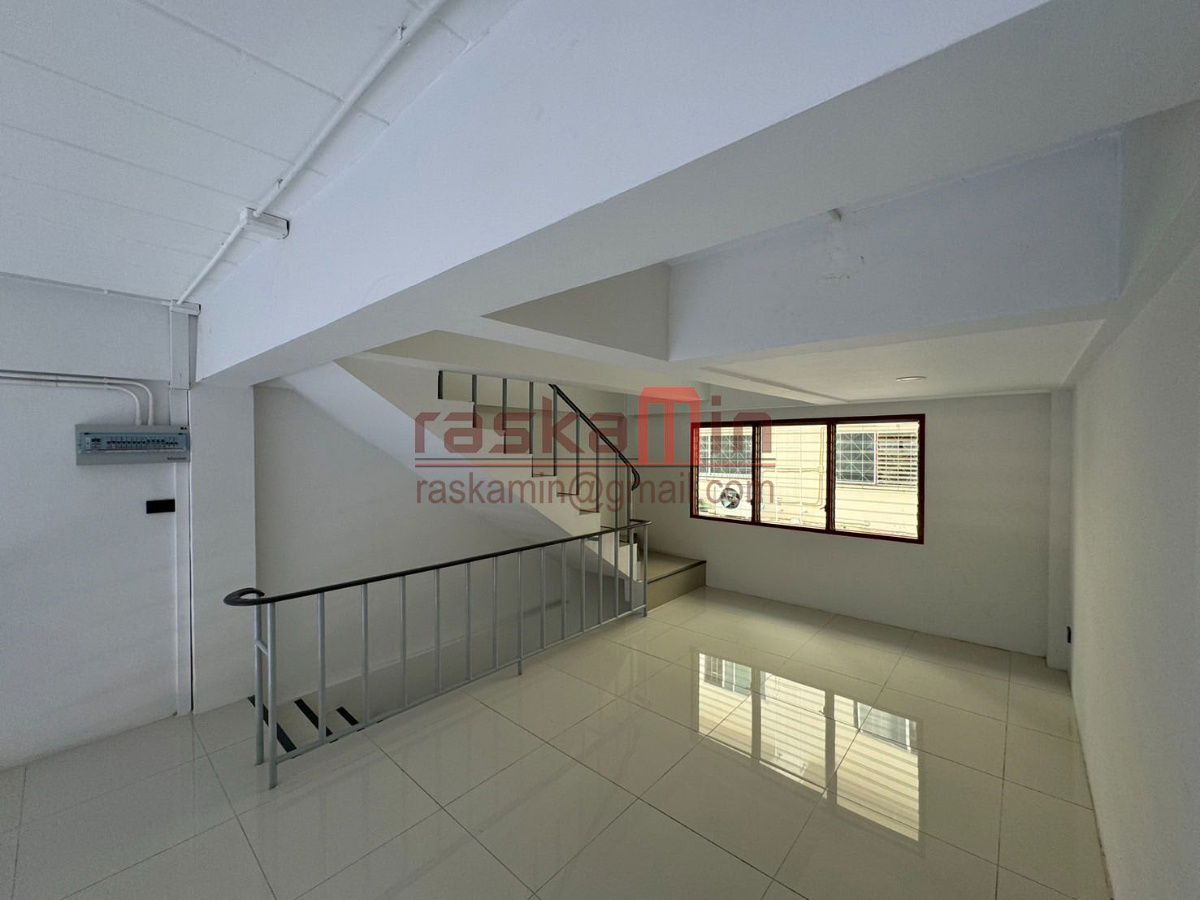 picture For Sale: 4-Storey Building on Thep Prasit Road, Pattaya - 8/14