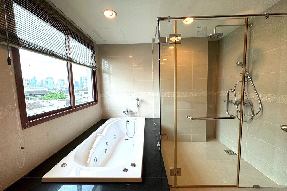 picture For Rent Penthouse !!🔥 Code C20240200005....The Crest Ruamrudee, 3 bed, 3 bath, 1 maid's room, high floor 14+, furnished, ready to move in 📣 - 9/10