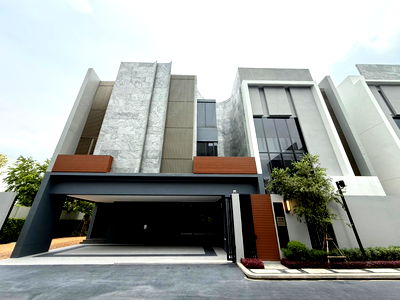 บ้านเดี่ยว ม.นานาชาติแสตมฟอร์ด : บ้านหรู 3 ชั้น พร้อมลิฟท์ ทำเลกรุงเทพกรีฑา ราคาพิเศษปิดโครงการ 