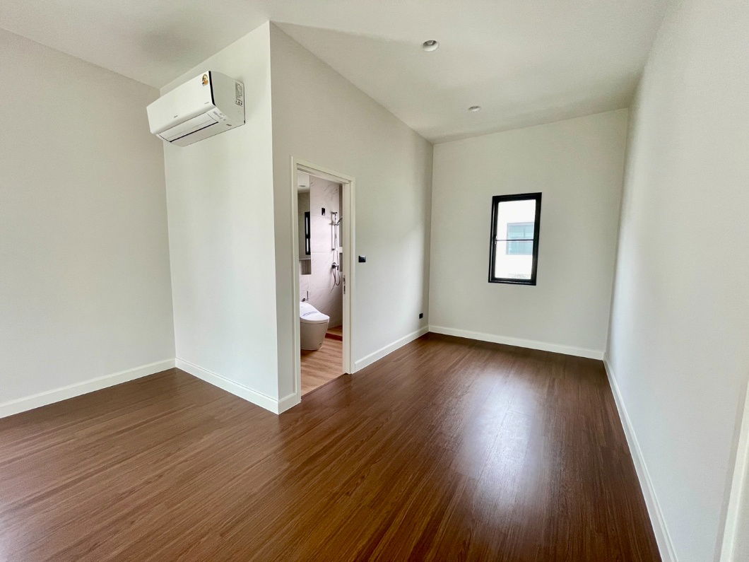 picture  "Setthasiri Ngamwongwan Condominium, located near the city, meets the needs of every family." - 8/8