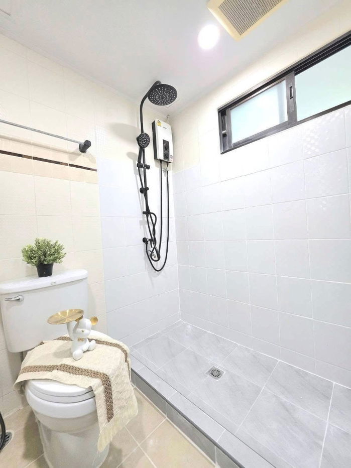 picture 🏙️ Spacious Ready-to-Move-In Condo! Lumpini Place Ratchada-Thapra, Building A, 5th Floor 🚆 Just Minutes from BTS Talat Phlu! - 4/9