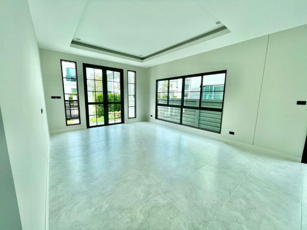 picture  "Setthasiri Ngamwongwan Condominium, located near the city, meets the needs of every family." - 6/8