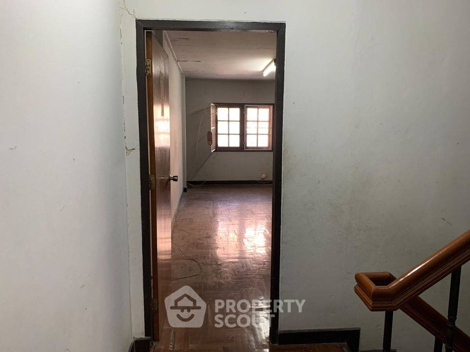 picture 4-BR Townhouse near MRT Fai Chai (ID 2229688) - 17/19
