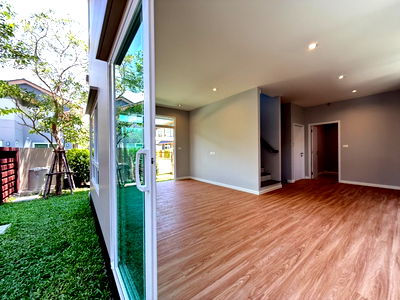 Twin houses for sale Pathumthani : Detached House New Phase,Big garden Japanese style ,PRICE 5.59 best location! On the main road! Near the expressway!
