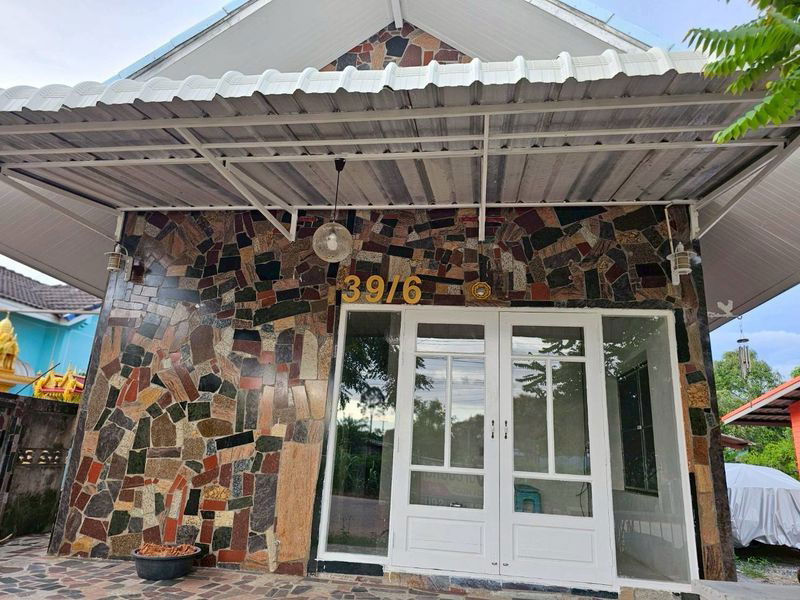 picture House for rent in Rayong, ready to move in, good location for business, next to concrete road, 4,000 baht per month. - 8/10