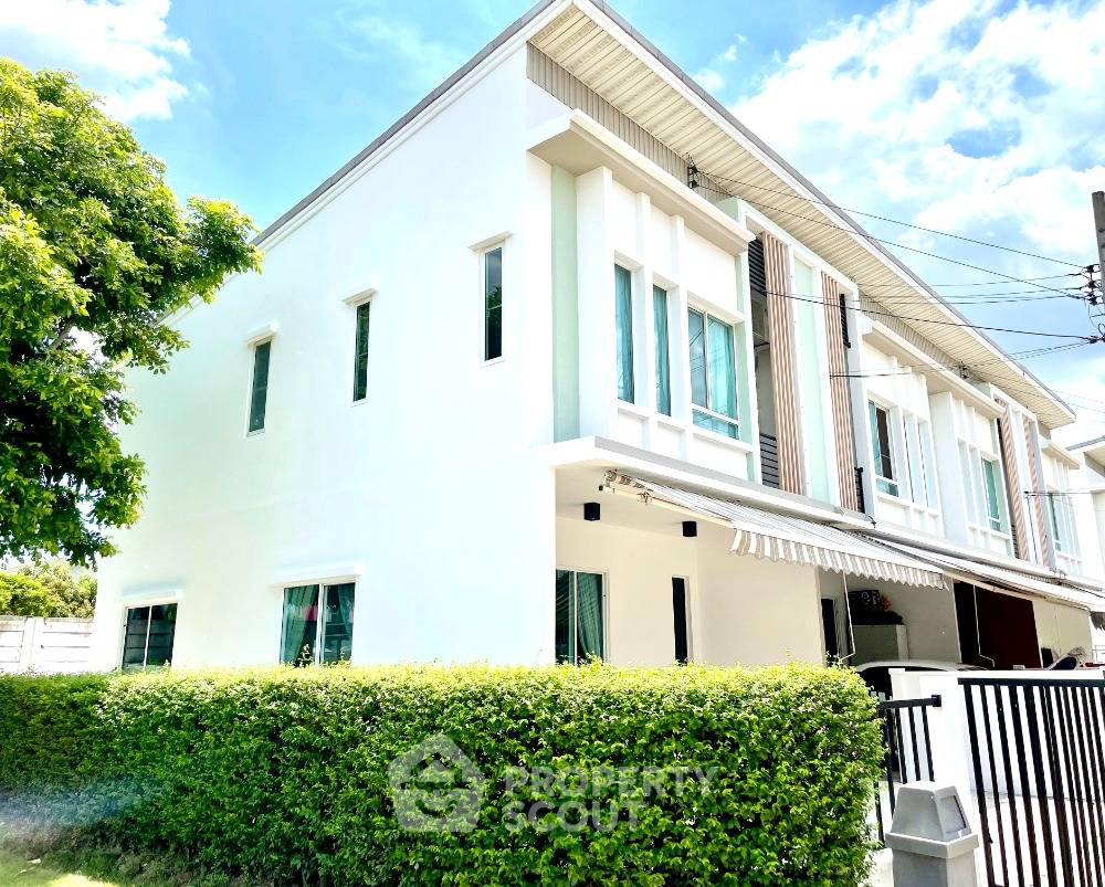 picture 3-BR Townhouse at Pleno Ramintra–Wongwaen in Sam Wa Tawan Tok (ID 1735569) - 3/20