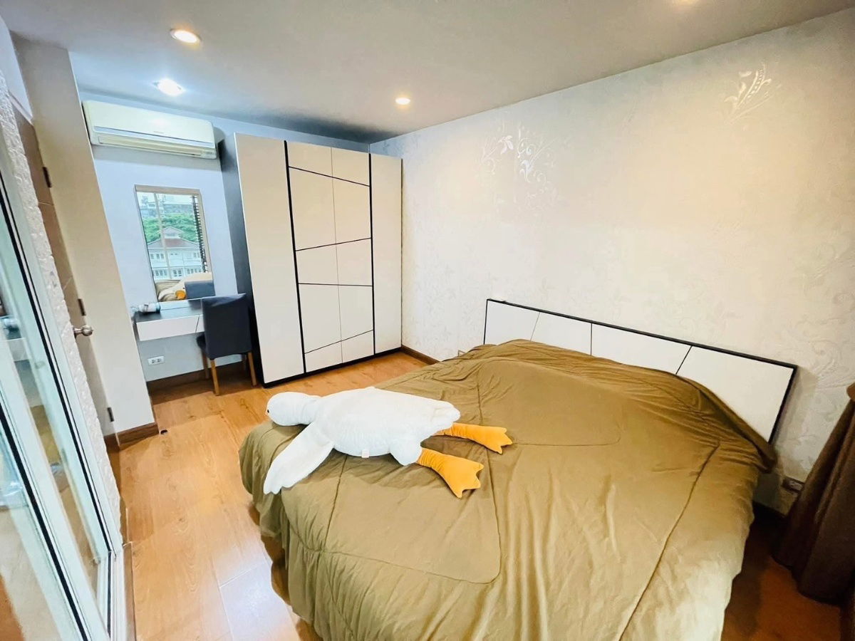 picture Forrent Tourmaline Gold Condominiums - 7/10