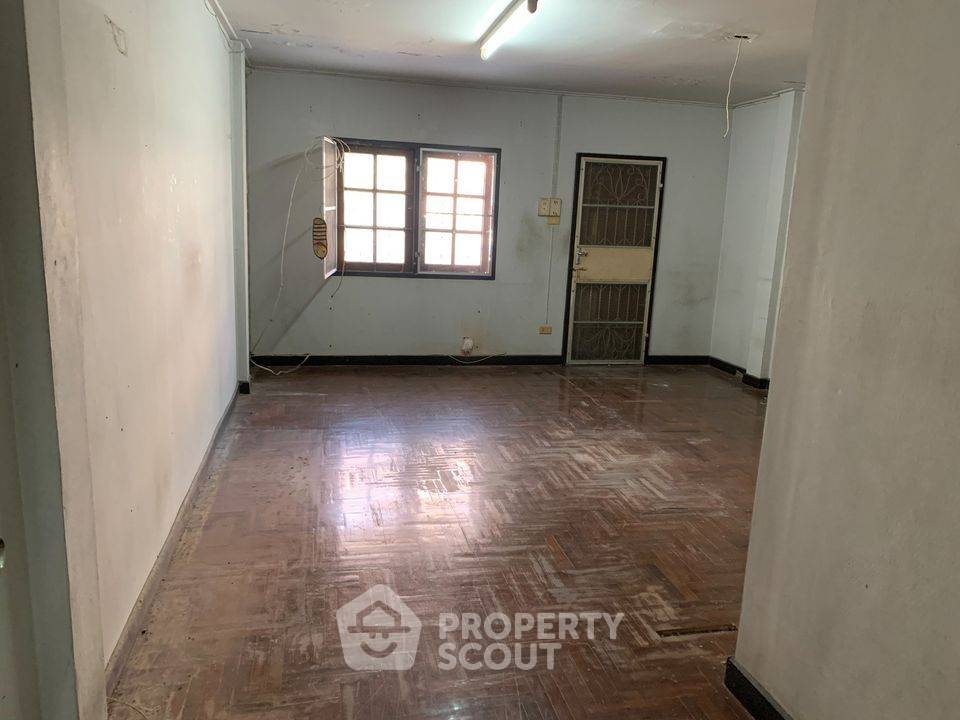 picture 4-BR Townhouse near MRT Fai Chai (ID 2229688) - 19/19