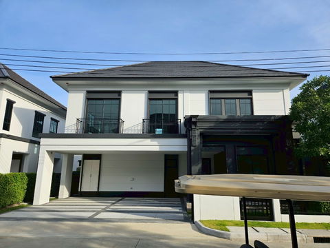 ขายบ้านเดี่ยว ติดถนนใหญ่ ใกล้สะพานมหาเจษฎาบดินทร์ 4 นอน 5 ห้องน้ำ 3 ที่จอดรถ บนถนนหลักโครงการ ทำเลดีมาก