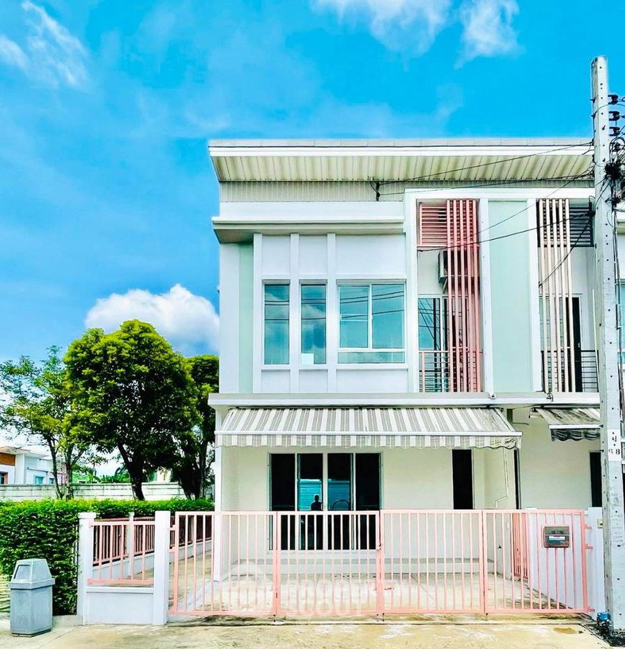 picture 3-BR Townhouse at Pleno Ramintra–Wongwaen in Sam Wa Tawan Tok (ID 1735569) - 1/20