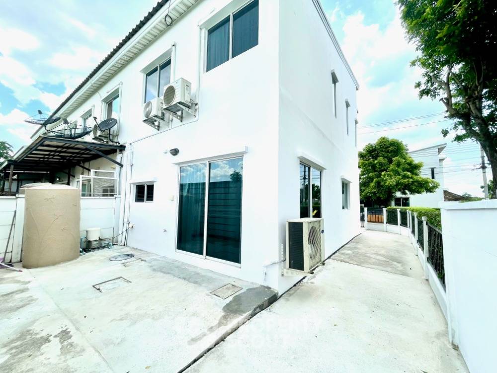picture 3-BR Townhouse at Pleno Ramintra–Wongwaen in Sam Wa Tawan Tok (ID 1735569) - 4/20