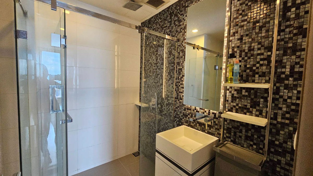 picture Available for rent! The Room Rama4 1 Bedroom with 45sqm. Fully furnished no damaged from earthquake. Ready to move in - 13/15