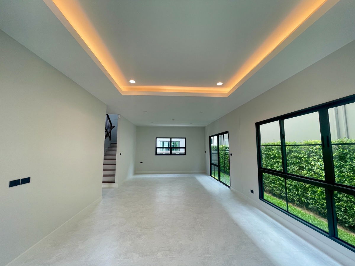 picture If you want a single-family home in a location close to the city, this is the place for you: "Setthasiri Ngamwongwan" - 4/8