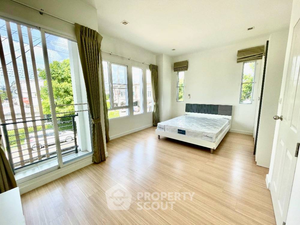 picture 3-BR Townhouse at Pleno Ramintra–Wongwaen in Sam Wa Tawan Tok (ID 1735569) - 10/20