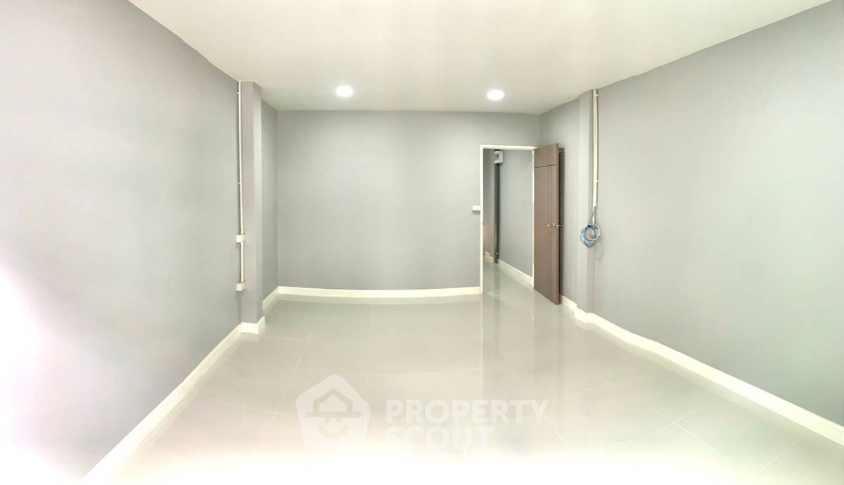 picture 2-BR Townhouse near MRT Bang Yi Khan (ID 2229687) - 17/44