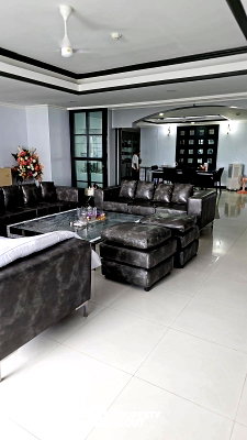 Condos for sale Trinity International School : 3-BR Condo at Oriental Towers Condominium near BTS Ekkamai (ID 1164458)