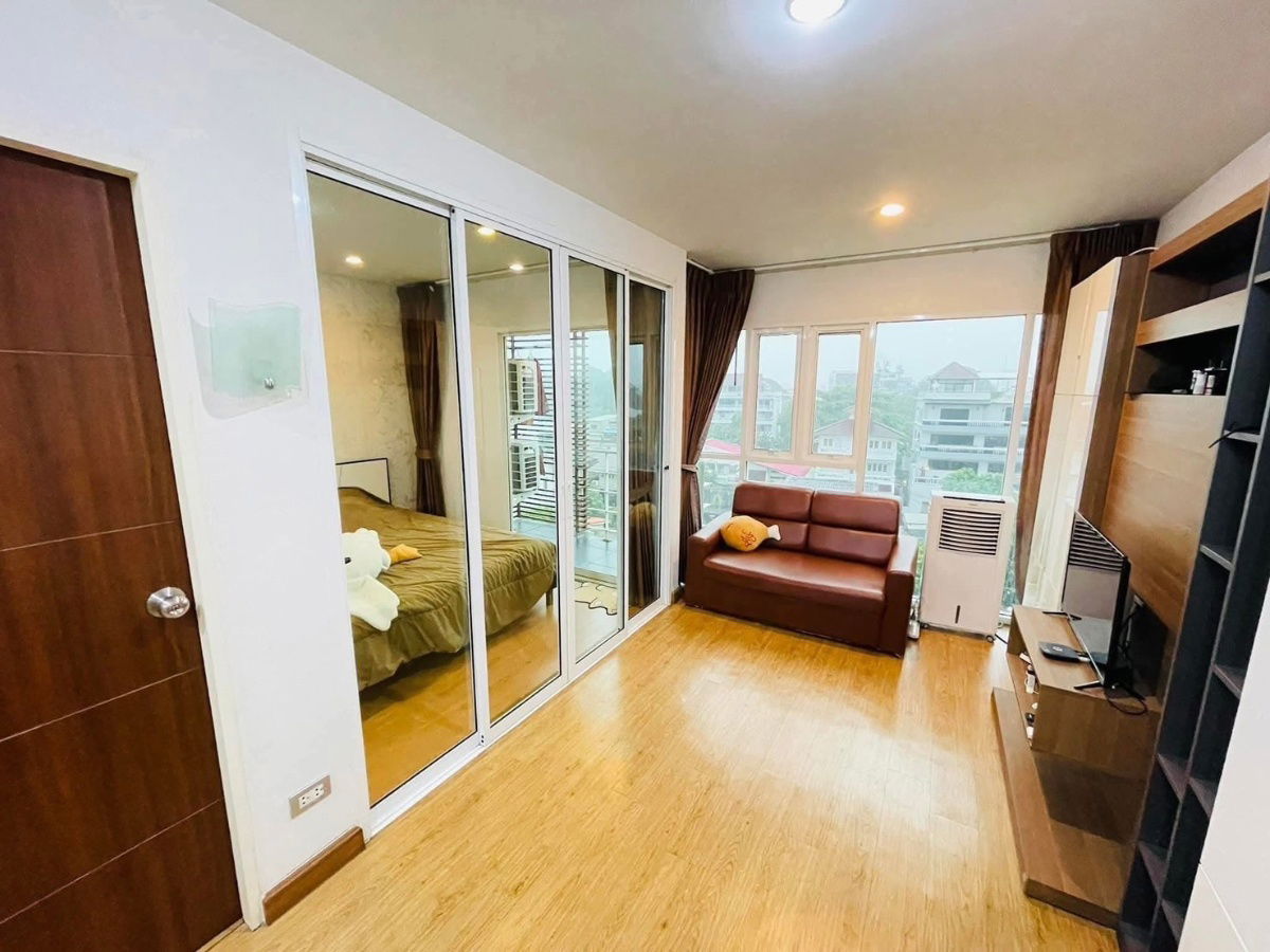 picture Forrent Tourmaline Gold Condominiums - 9/10