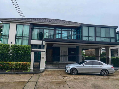 = Luxury house for sale = (Ramkhamhaeng Road - New Krungthep Kreetha Intersection)  "Corner house with space and side yard"  📶 Ready to move in