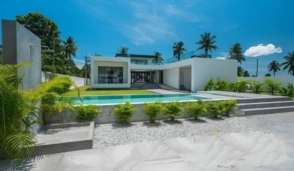 picture Luxury 3-storey house with elevator for rent in Pattaya - 1/12