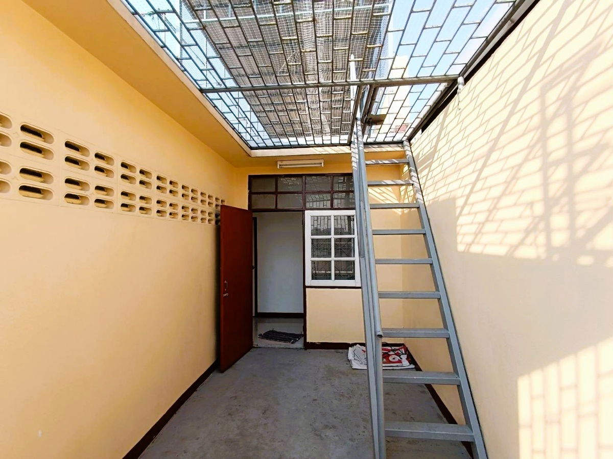 picture **Prime Commercial Opportunity! Fully Renovated Building on Rattanathibet Road – Near MRT, Parking Available, Ideal for Business or Home Office!** - 15/19