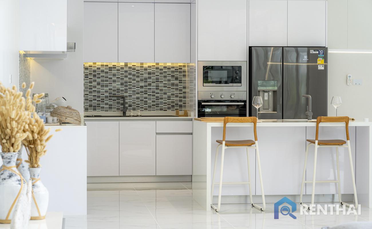 รูป บ้านสไตล์โมเดิร์นในภูเก็ตของคุณ ดีไซน์ทันสมัย ทำเลเยี่ยม ใช้ชีวิตทรอปิคอลอย่างง่ายดาย - รูปที่ 11/25