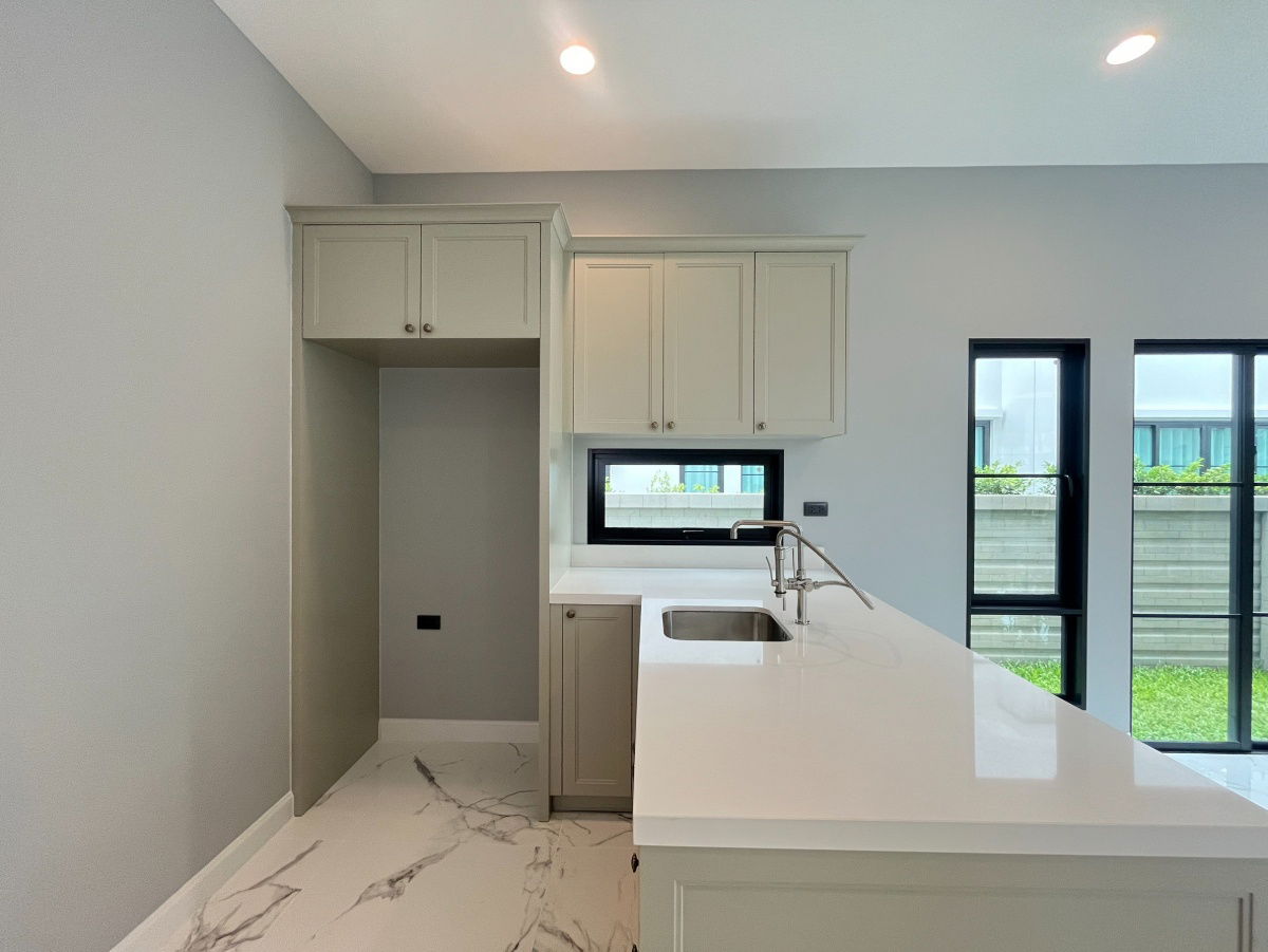 picture Last Corner Unit in the Zone! Setthasiri Don Mueang: A 308 sq.m. House on a 75.3 sq. wah Plot 4 Bedrooms, 5 Bathrooms, 3 Parking Spaces - 11/33