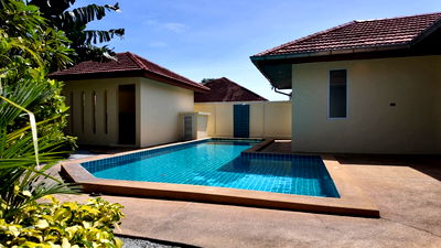 เช่าบ้านเดี่ยว ชลบุรี : บ้านพลูวิลล่าแบบ 4 ห้องนอน สไตล์ใหม่ สระว่ายน้ำส่วนตัว
