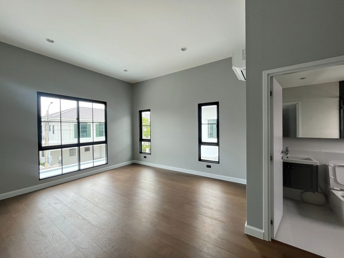 picture Last Corner Unit in the Zone! Setthasiri Don Mueang: A 308 sq.m. House on a 75.3 sq. wah Plot 4 Bedrooms, 5 Bathrooms, 3 Parking Spaces - 24/33
