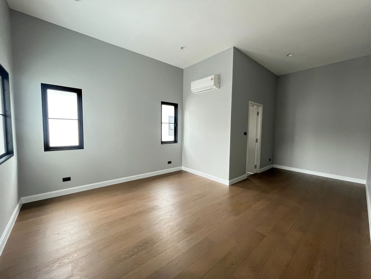 picture Last Corner Unit in the Zone! Setthasiri Don Mueang: A 308 sq.m. House on a 75.3 sq. wah Plot 4 Bedrooms, 5 Bathrooms, 3 Parking Spaces - 25/33