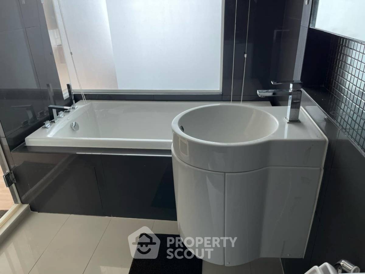 picture 2-BR Condo at Rhythm Sathorn near BTS Saphan Taksin (ID 1978903) - 5/8