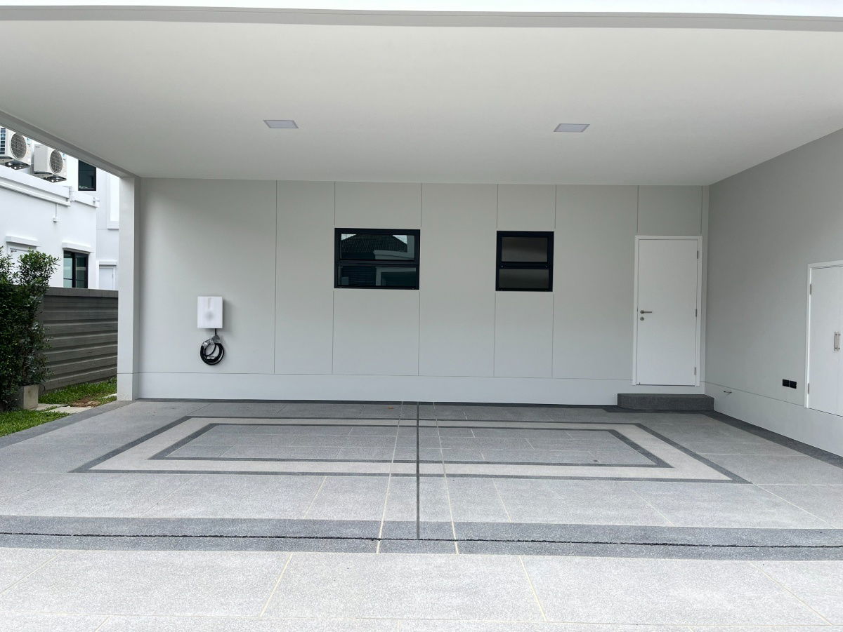picture Last Corner Unit in the Zone! Setthasiri Don Mueang: A 308 sq.m. House on a 75.3 sq. wah Plot 4 Bedrooms, 5 Bathrooms, 3 Parking Spaces - 3/33