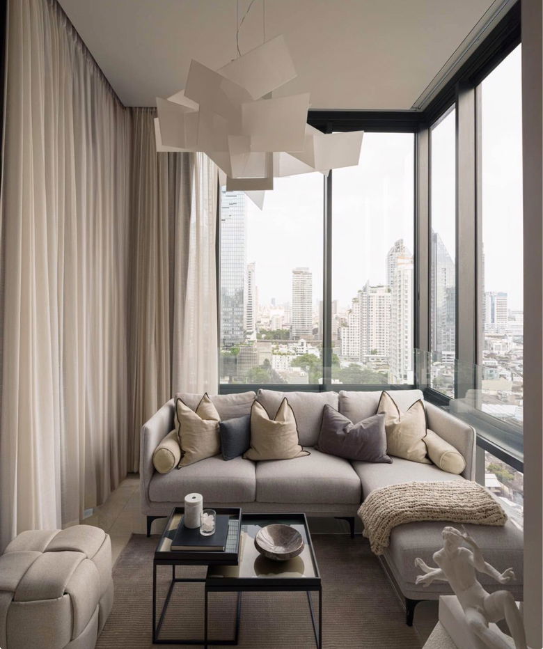 picture Ashton                        Silom - 9/10